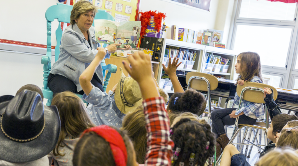 Photo of Randi Weingarten reading to students at Buckeye Primary School in Medina, Ohio, on Sept. 13, 2022.